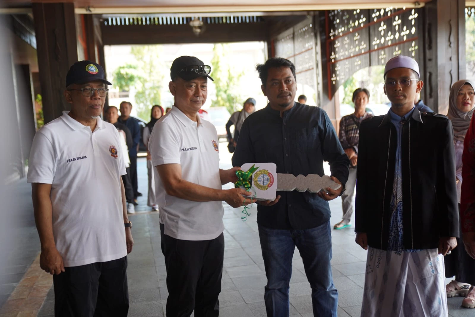 Pemkot Serahkan Bantuan 17 Kendaraan Roda Tiga Pengangkut Sampah